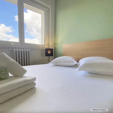 Bright Apartment With Balcony Appartamento
